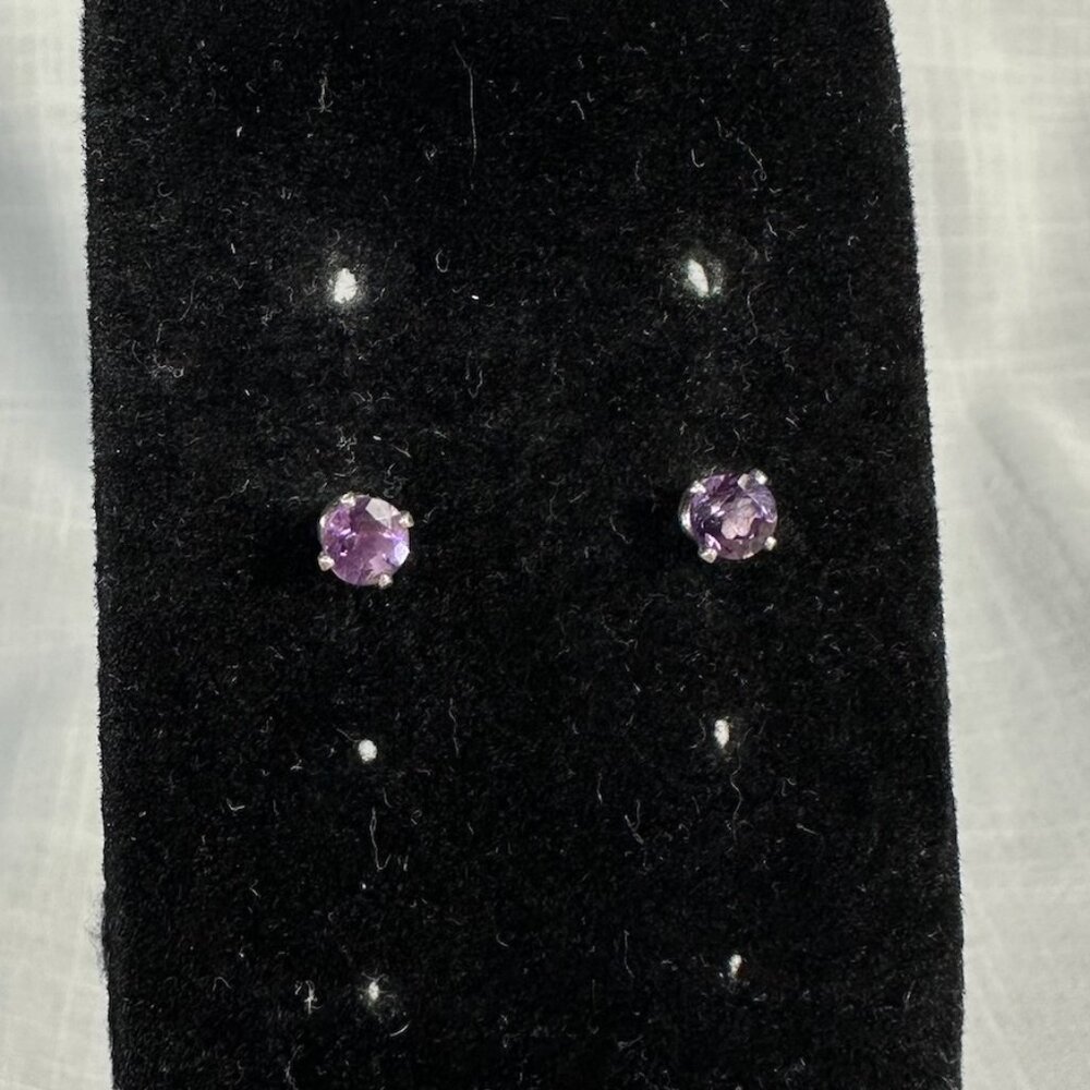 Amethyst Stud Earrings in Silver 6mm